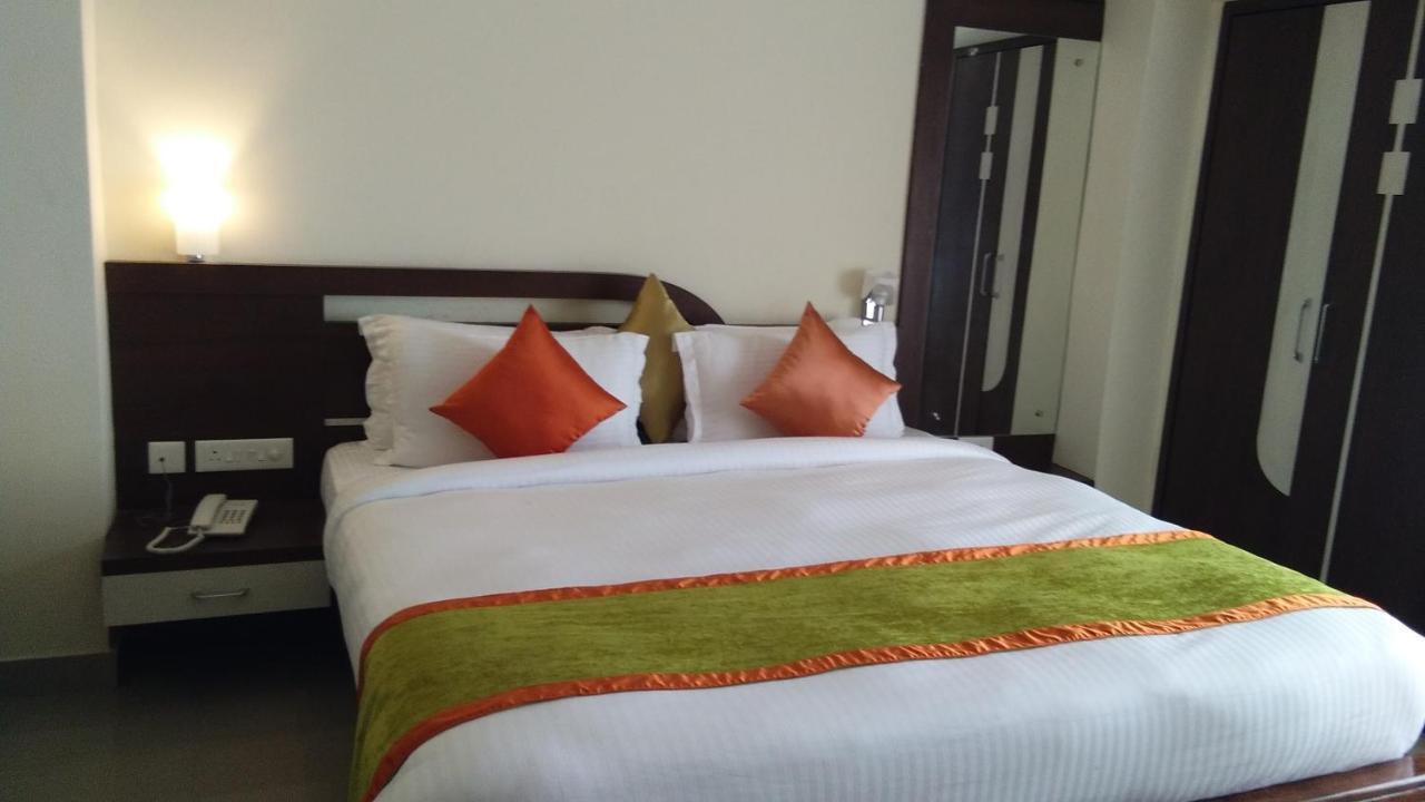 גווהטי Hotel Park Riviera מראה חיצוני תמונה