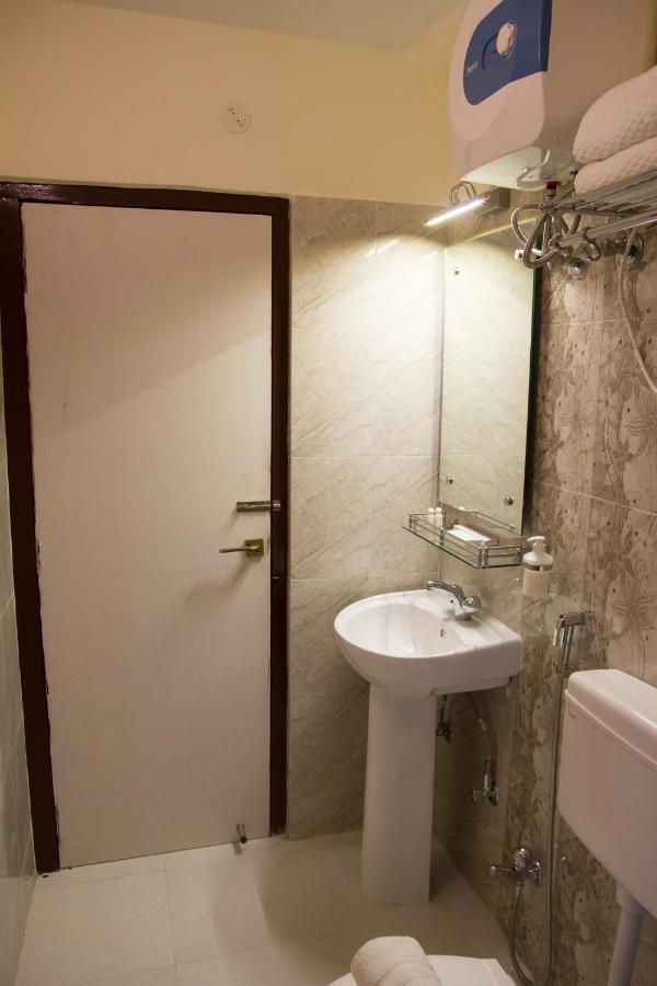 גווהטי Hotel Park Riviera מראה חיצוני תמונה