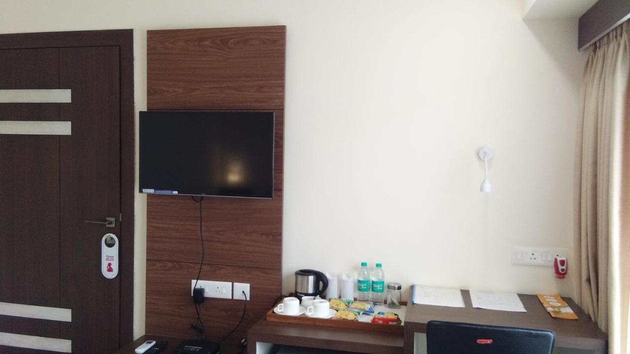 גווהטי Hotel Park Riviera מראה חיצוני תמונה